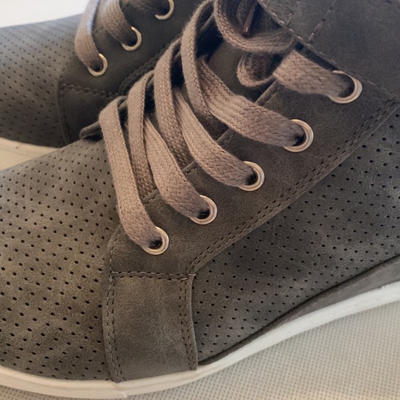 Wedge gray sneaker size woman’s 7 - Picture 4 of 4